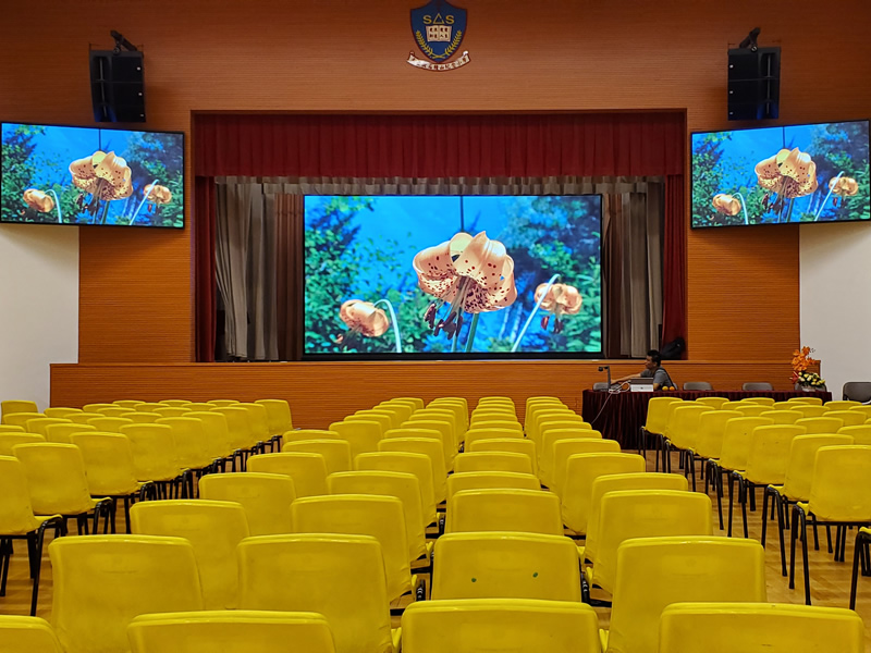 天主教石鐘山紀(jì)念小學(xué)禮堂舞臺(tái)三塊LED顯示屏