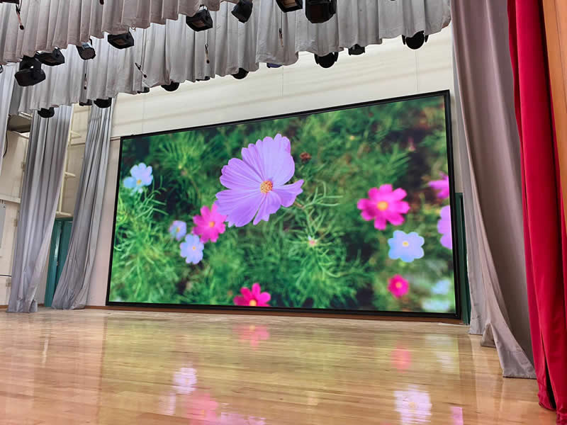 香港青松候?qū)氃袑W(xué)禮堂ph1.86全彩色顯示屏